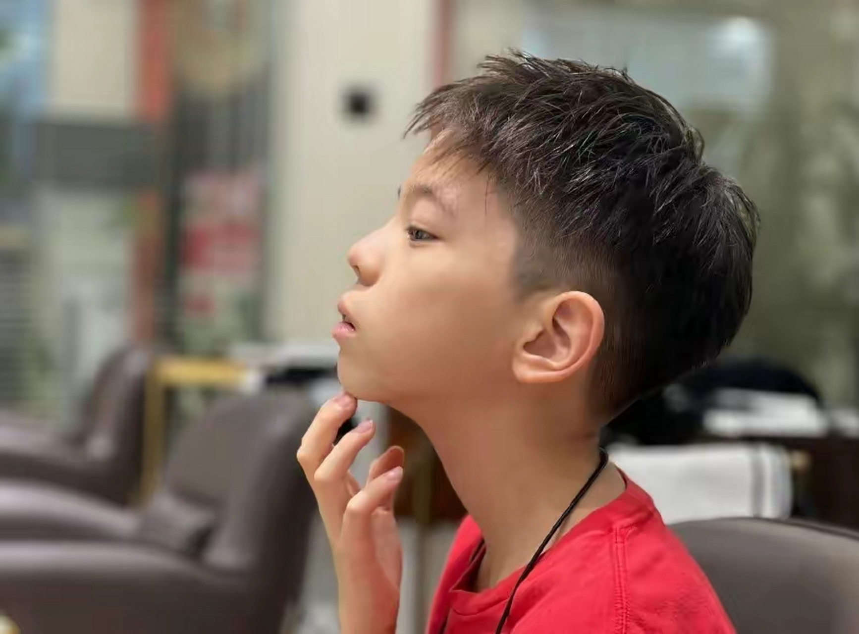 嗯哼晒帅气新发型 透露tony设计老师是爸爸杜江    7月17日,嗯哼晒新