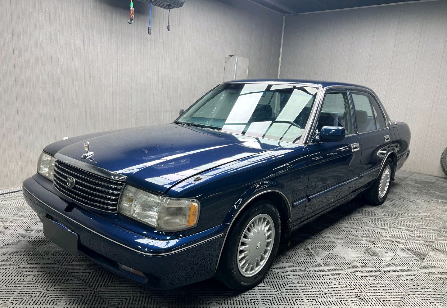 30年车龄,丰田皇冠133魅力依旧,淡蓝色丝绒座椅,还是那么经典