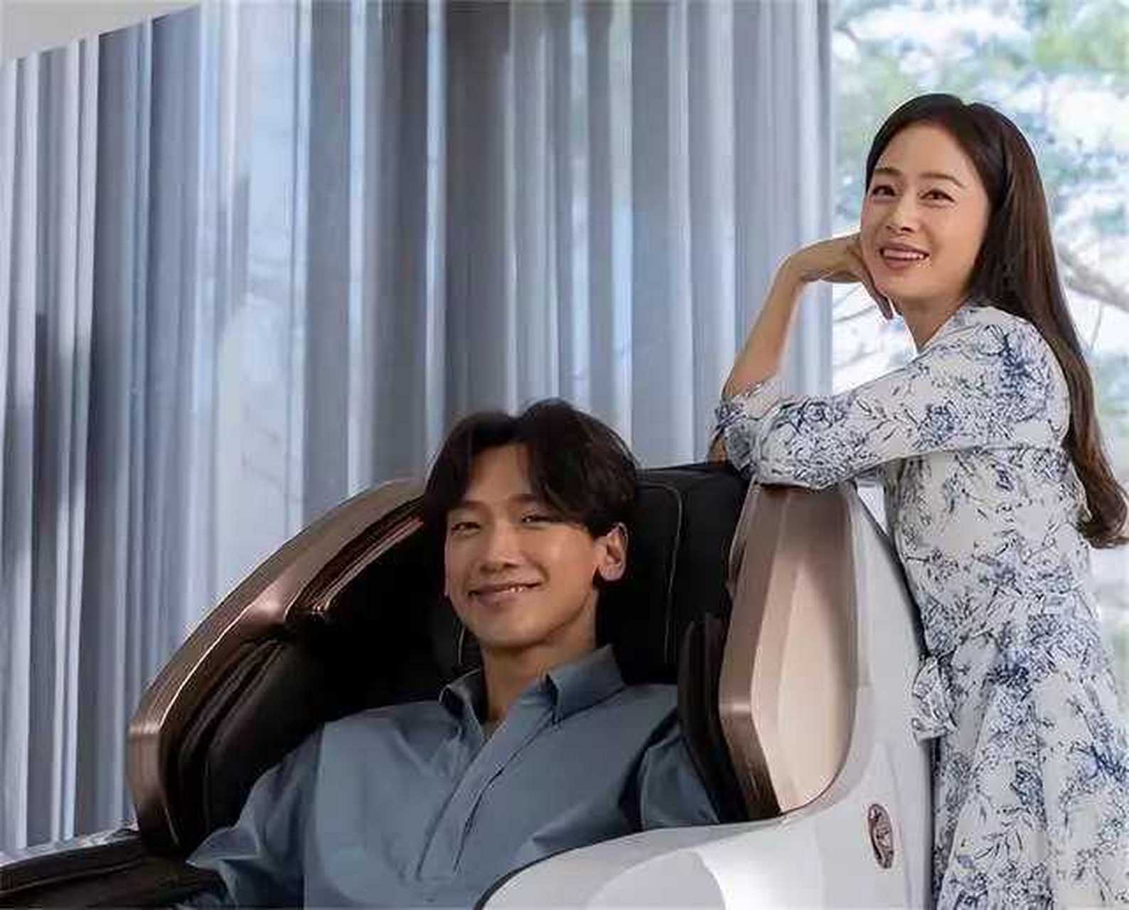 rain和金泰熙夫妇罕见曝光一家四口同框的画面.