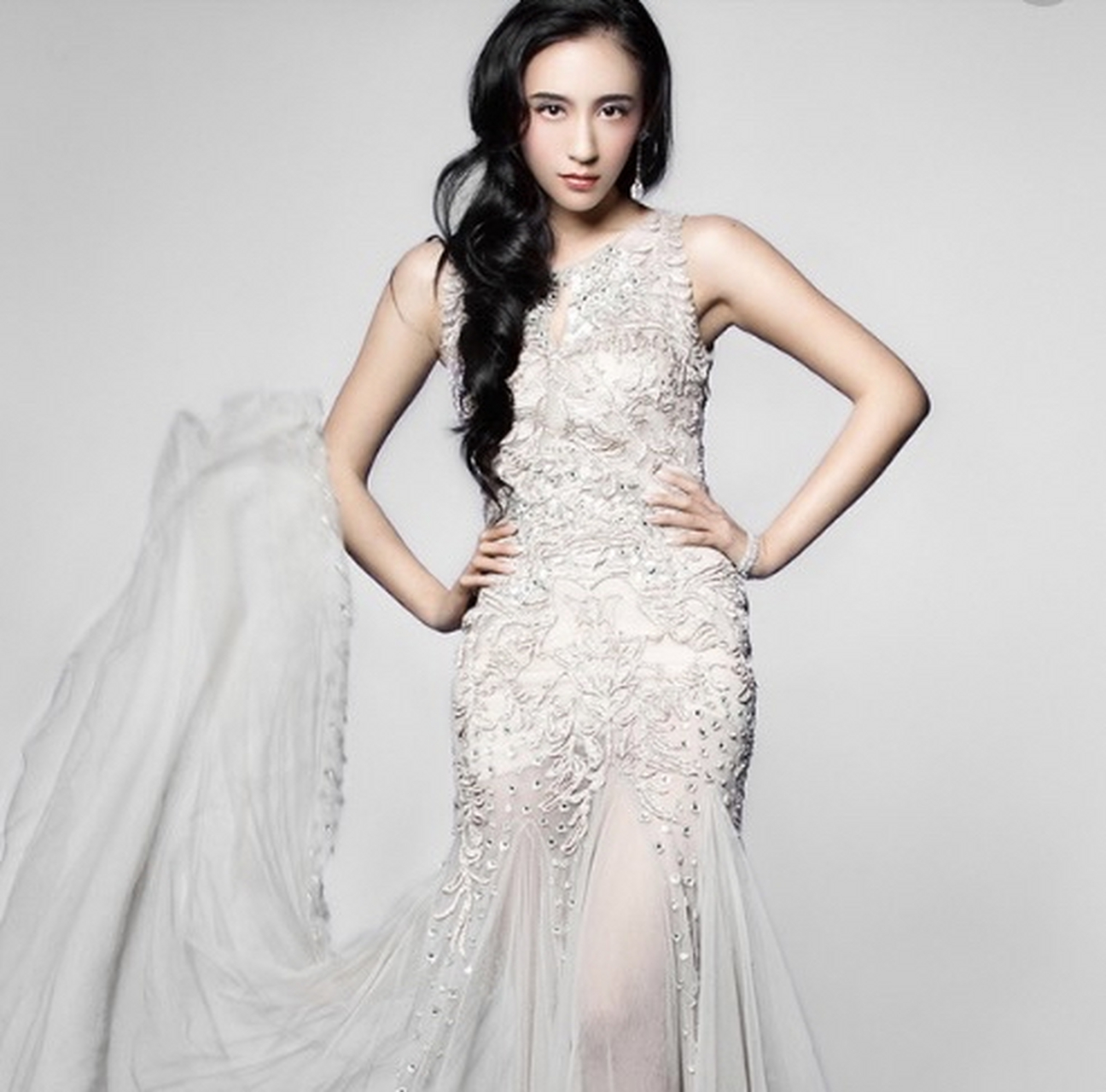 谢闻轩,1990年12月3日出生于上海市,毕业于江西艺术职业学院,中国内地