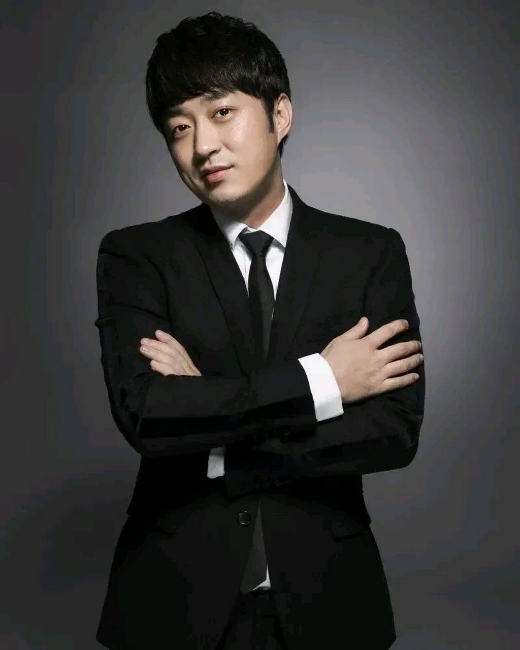 杨颖和经纪人贾士凯同游意大利,挽手热聊,贾士凯到底是谁?