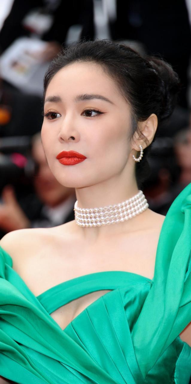 这条长裙的设计别致,让人眼前一亮.