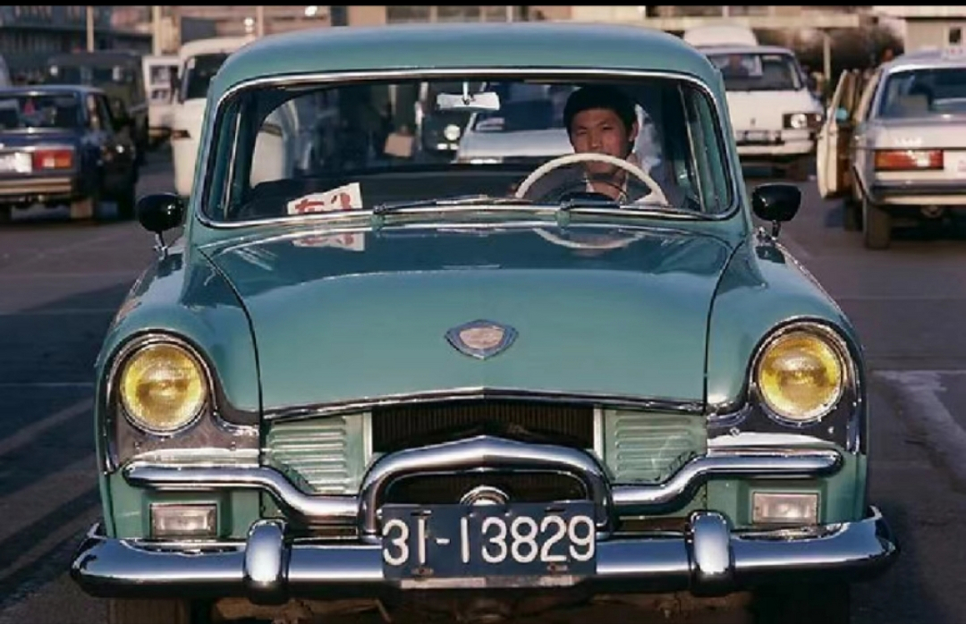 八十年代,北京街头,各种型号的轿车在行驶,那时候,北京还没有私家车,