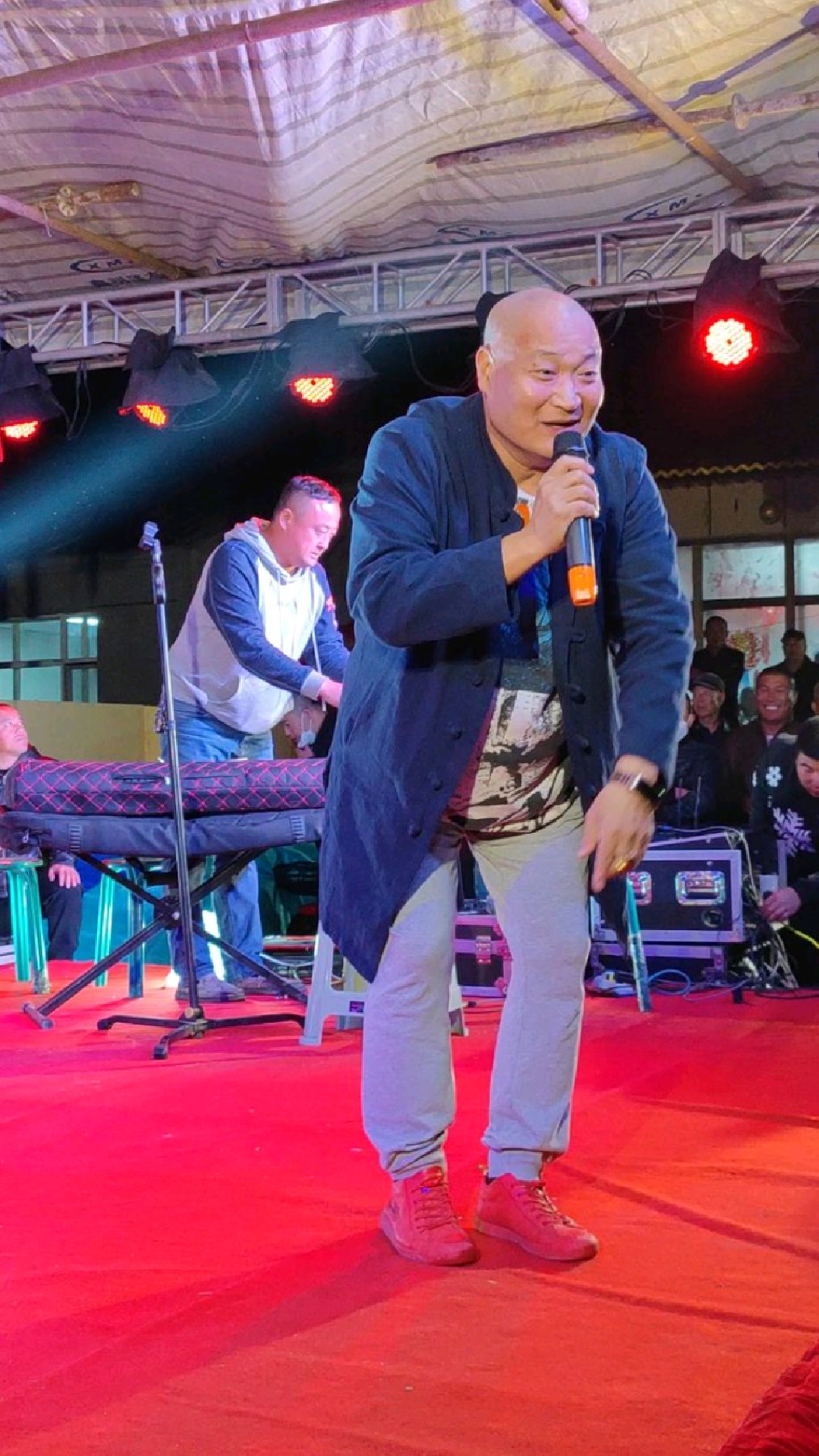 艺人路晓波在双城区演唱《老玉米》-度小视