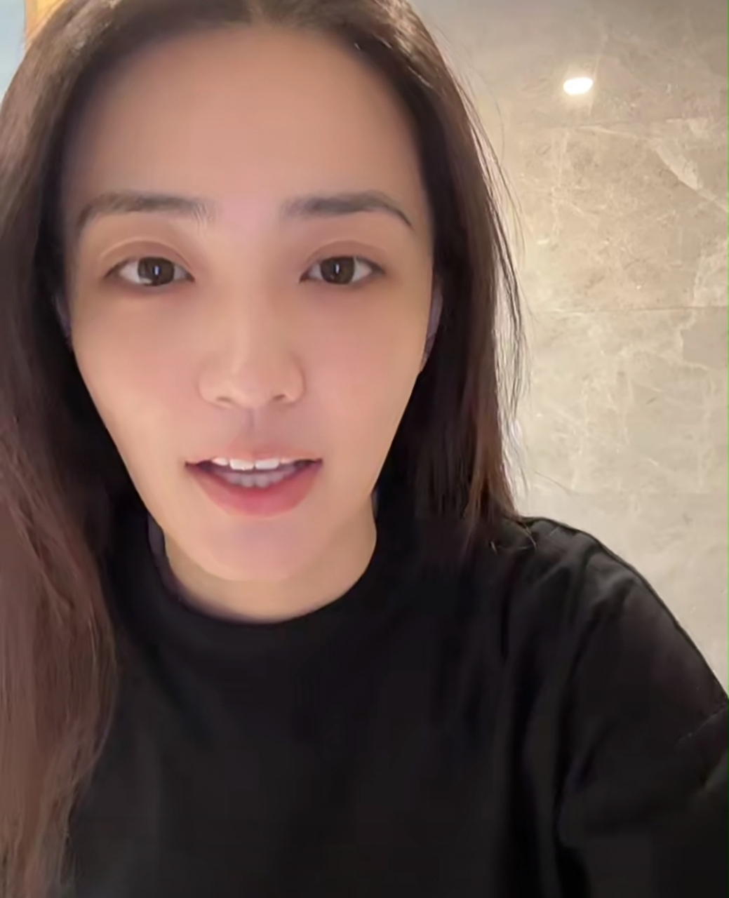 徐璐不拍戏在家休息,素颜录视频眼睛有点肿,尤其是双眼皮变得很宽了