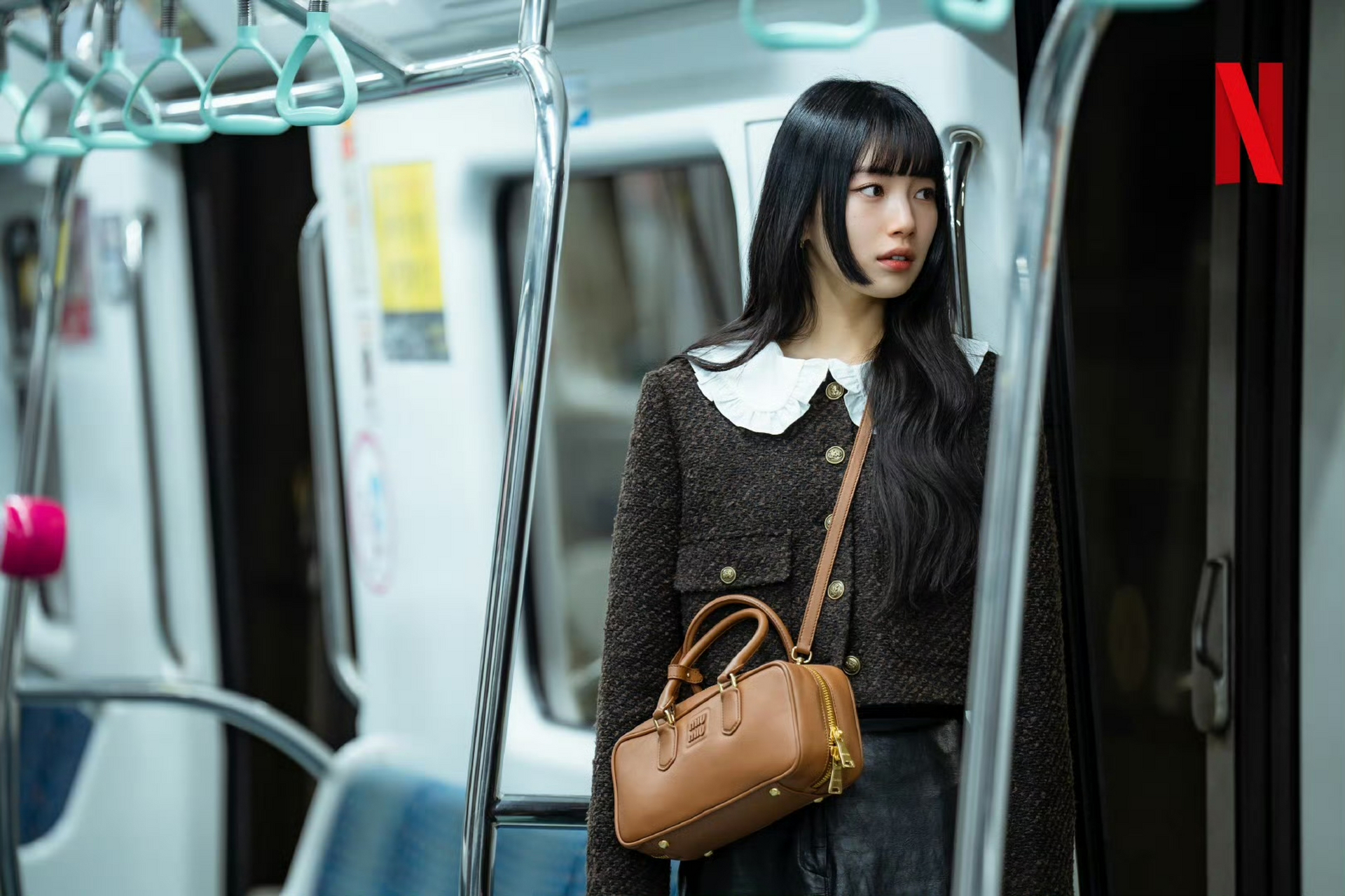 秀智新剧剧照,这个公主切齐刘海不太适合她吧