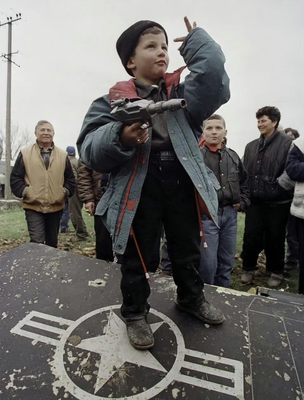 在1999年科索沃戰爭北約轟炸南斯拉夫期間,一名南斯拉夫小男孩驕傲的