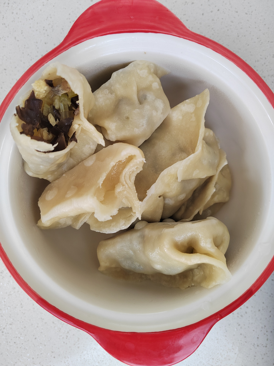 芹菜鸡蛋木耳素馅饺子 成功[心] 周一买的芹菜, 剩了几根, 泡了一大碗