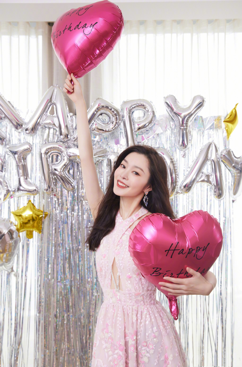 近期的生日照穿着一条亮晶晶粉色裙子让人眼前一亮,不得不感叹一句"真