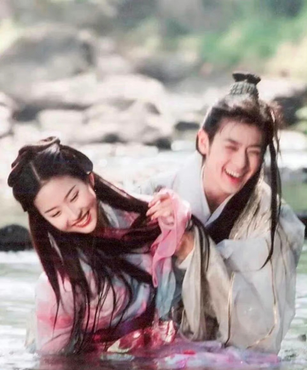 刘亦菲,林志颖20年前合照,和现在变化不大啊