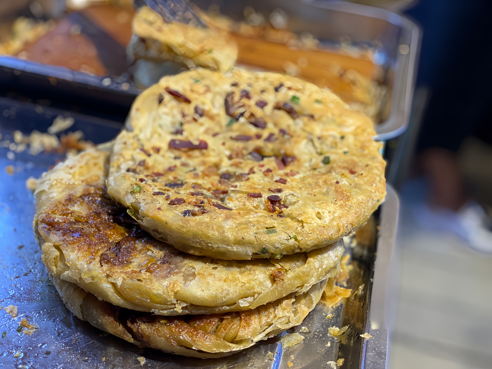 在云南的丽江古城,有一种传统的美食,它叫做粑粑.