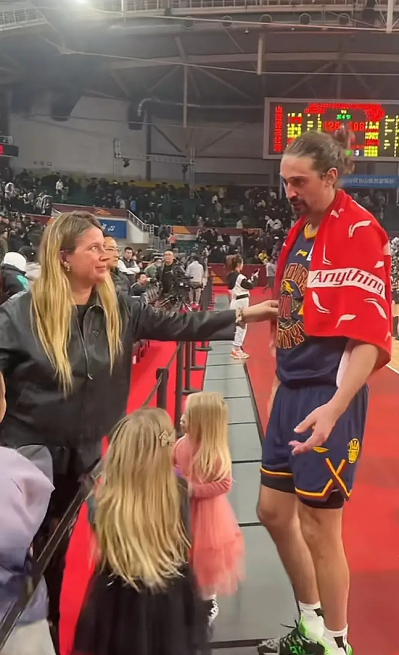 山西队外援阿莱克斯·舍维德两个女儿,一头漂亮的金发,格外引人注目