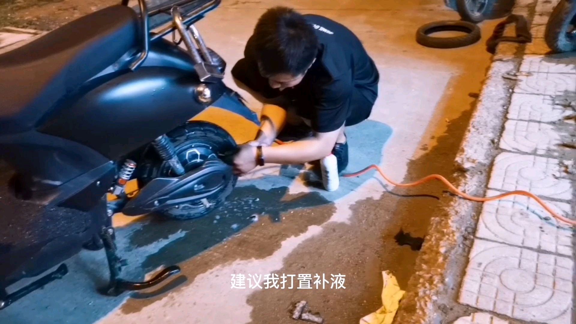 车胎爆了,小潘推着电动车到修理店,什么神奇液体喷一下就好