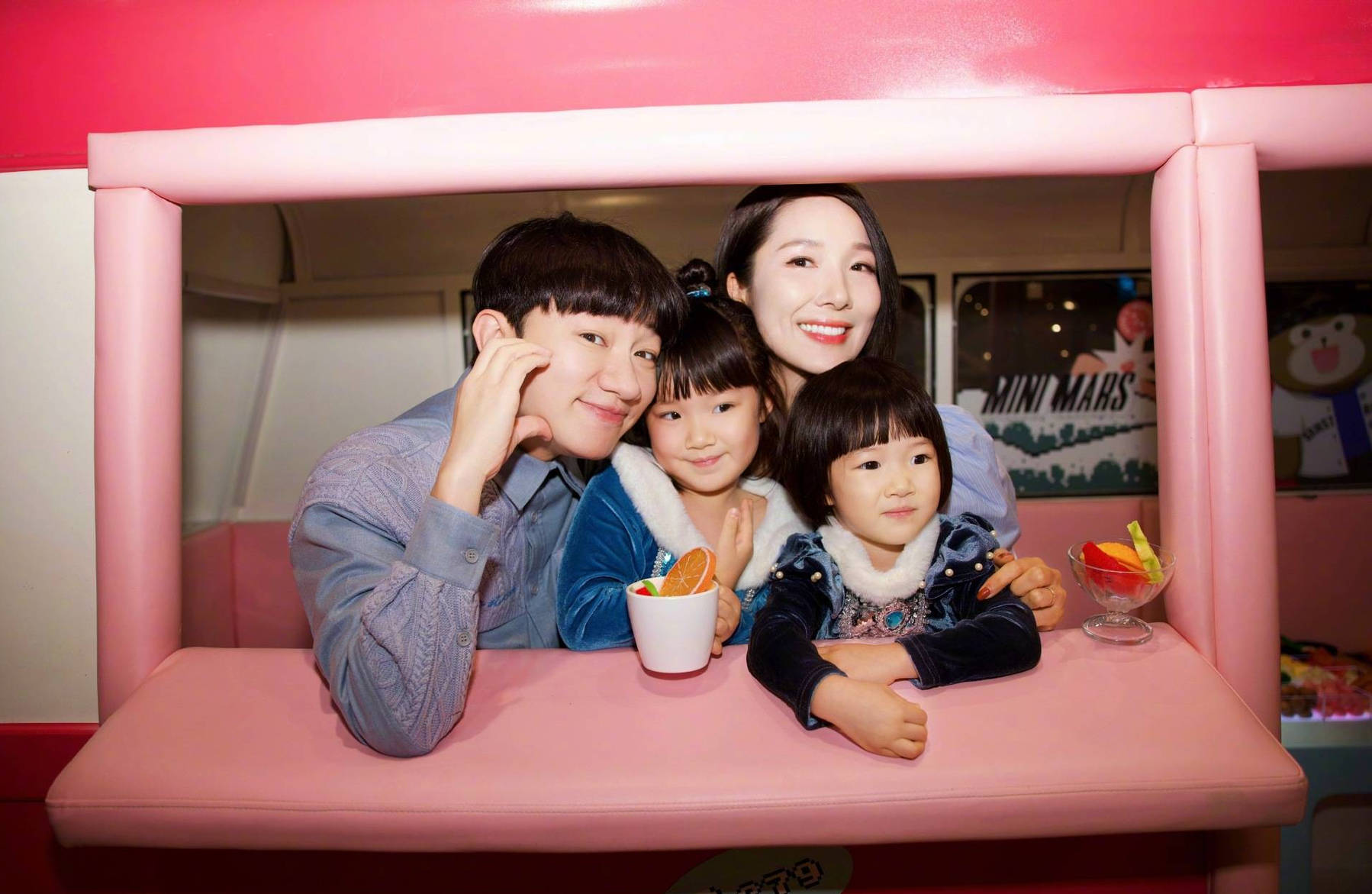 王祖蓝为小女儿庆生,晒全家福温馨有爱,女儿长得太像妈妈了