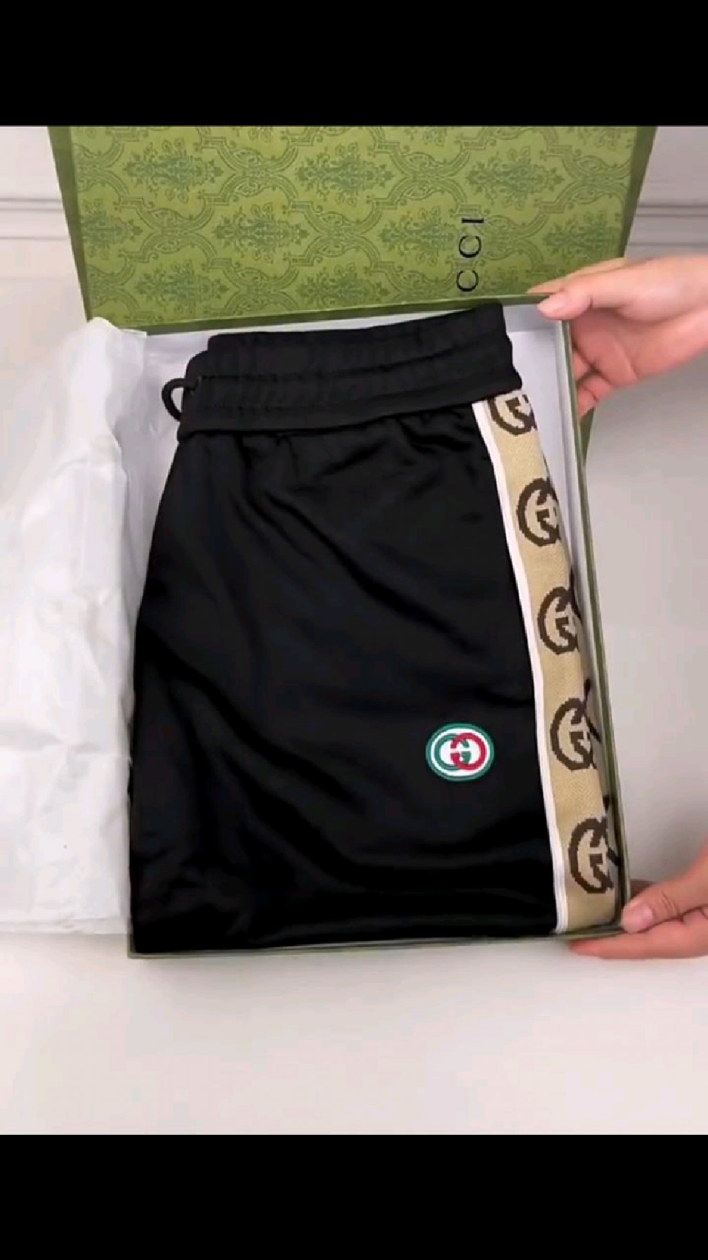 古驰反光条休闲短裤开箱细节展示来啦,复古的俩测条纹设计,时尚百搭