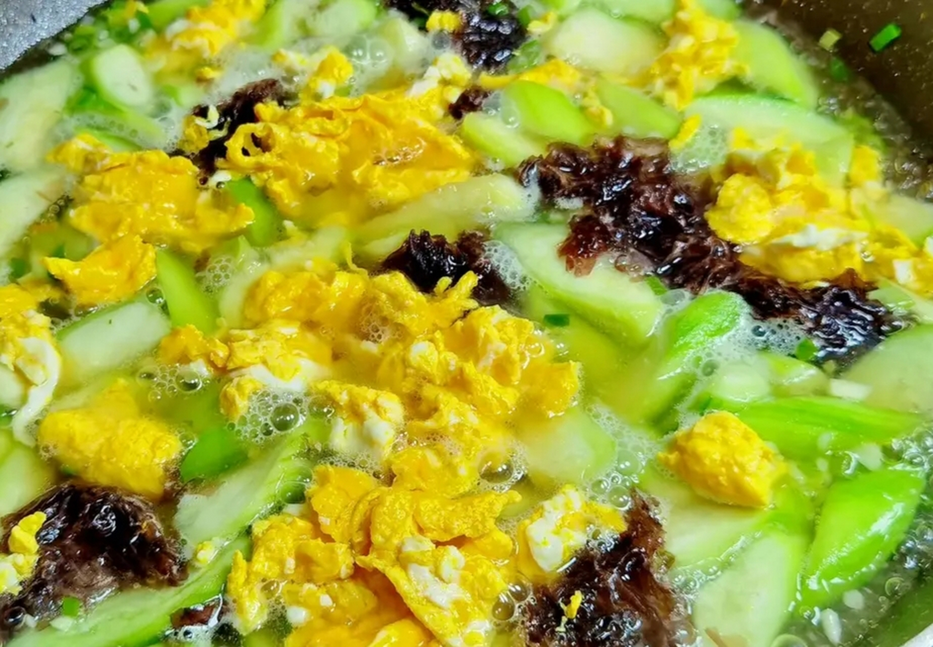 我的美食分享#  丝瓜鸡蛋紫菜汤  食材:丝瓜,鸡蛋,适量紫菜,狡