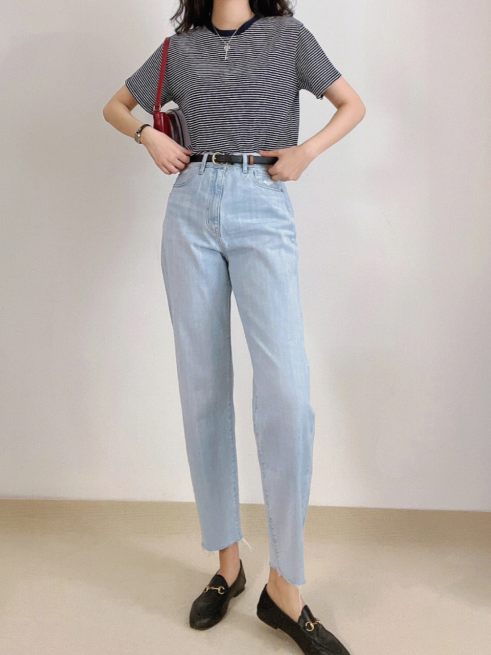 这条浅色锥形牛仔裤太好看了!