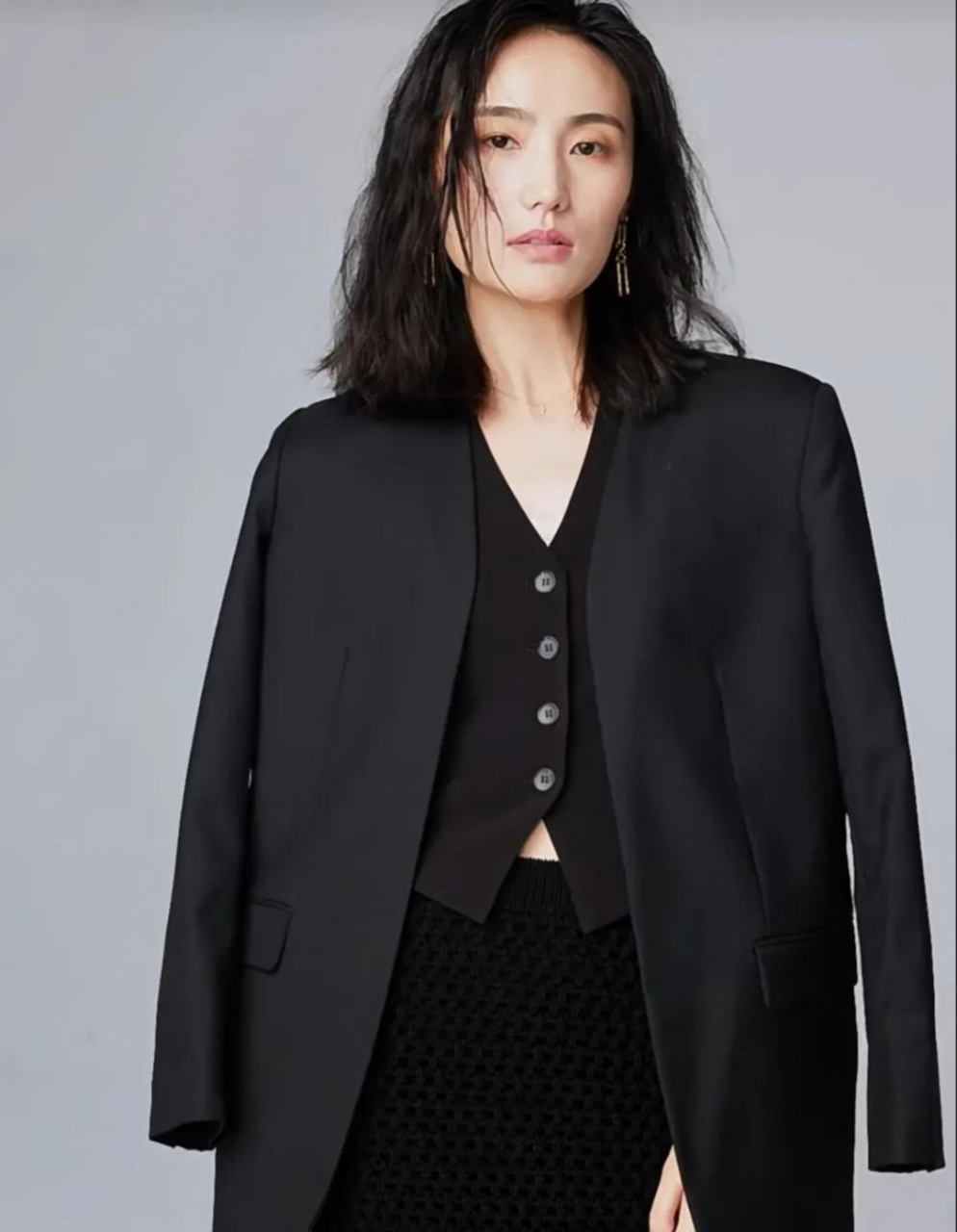李亚鹏老婆海哈金喜回归模特,如今她再次晒出自己的工作照,身穿一身