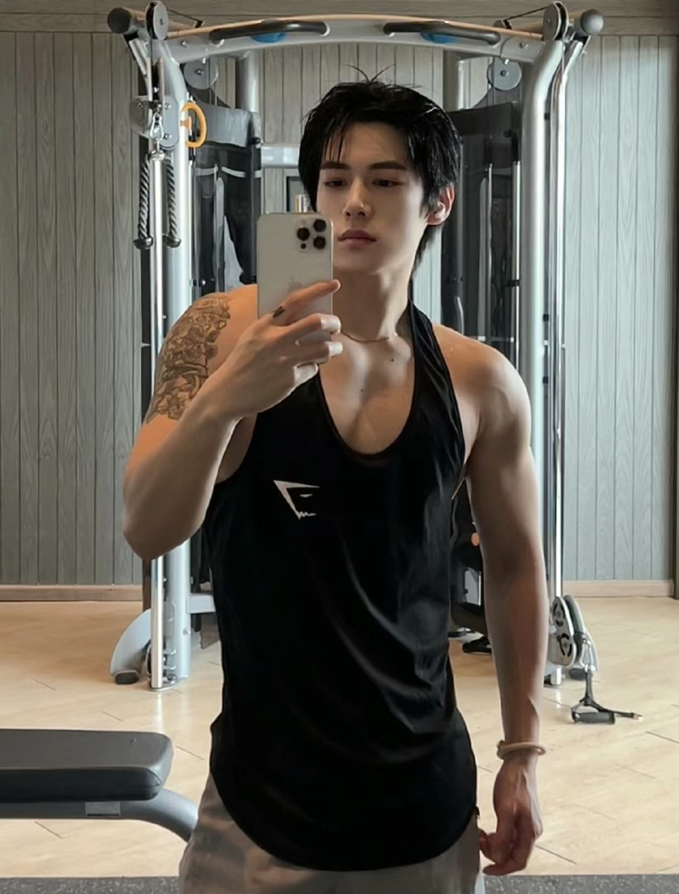 当我开始练肩背| #健身# 脸和身材还匹配吗#帅哥