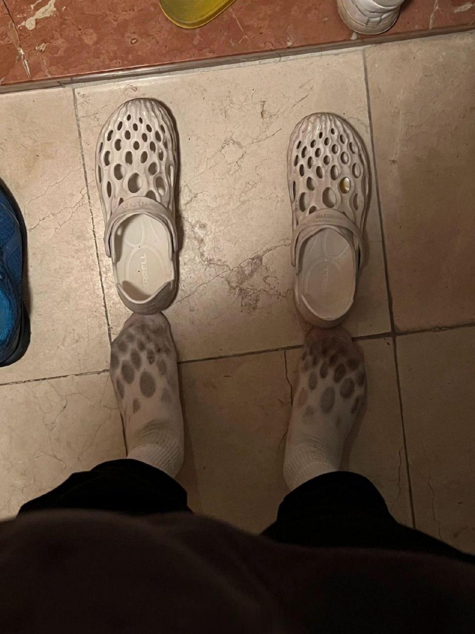 下雨天上班千万不要穿洞洞鞋!#趣图搞笑