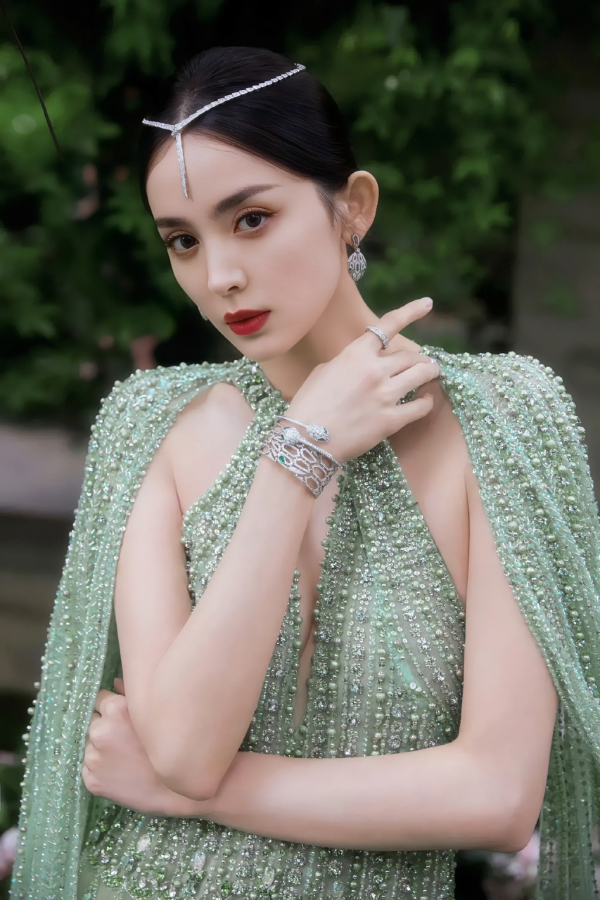 古力娜扎浅绿色亮片礼服造型美艳动人#娱乐大赏# #一眼沦陷# #非常有