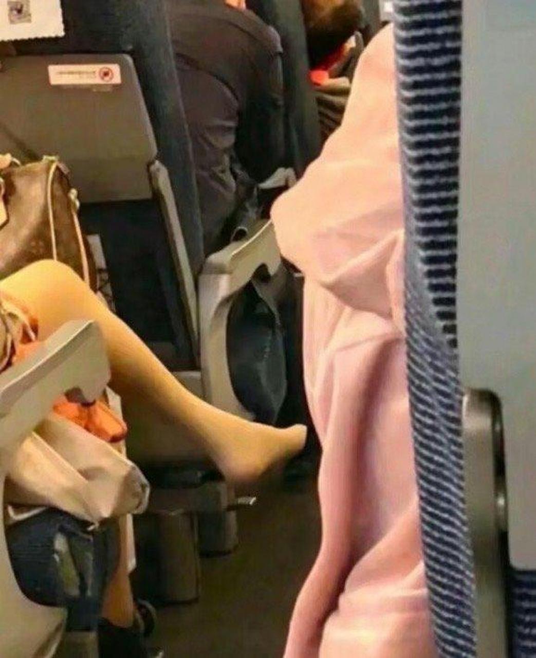 火车遇到一个妹子,脚老是伸出来,我要怎么办才好!