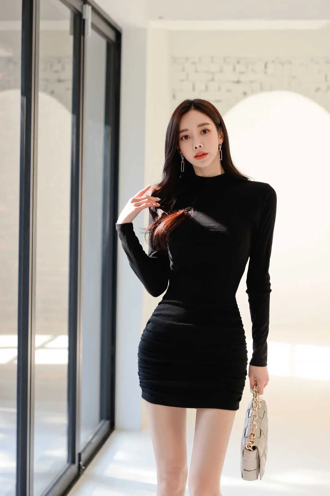 孙允珠:黑色紧身束腰连体包臀裙穿搭,性感撩人