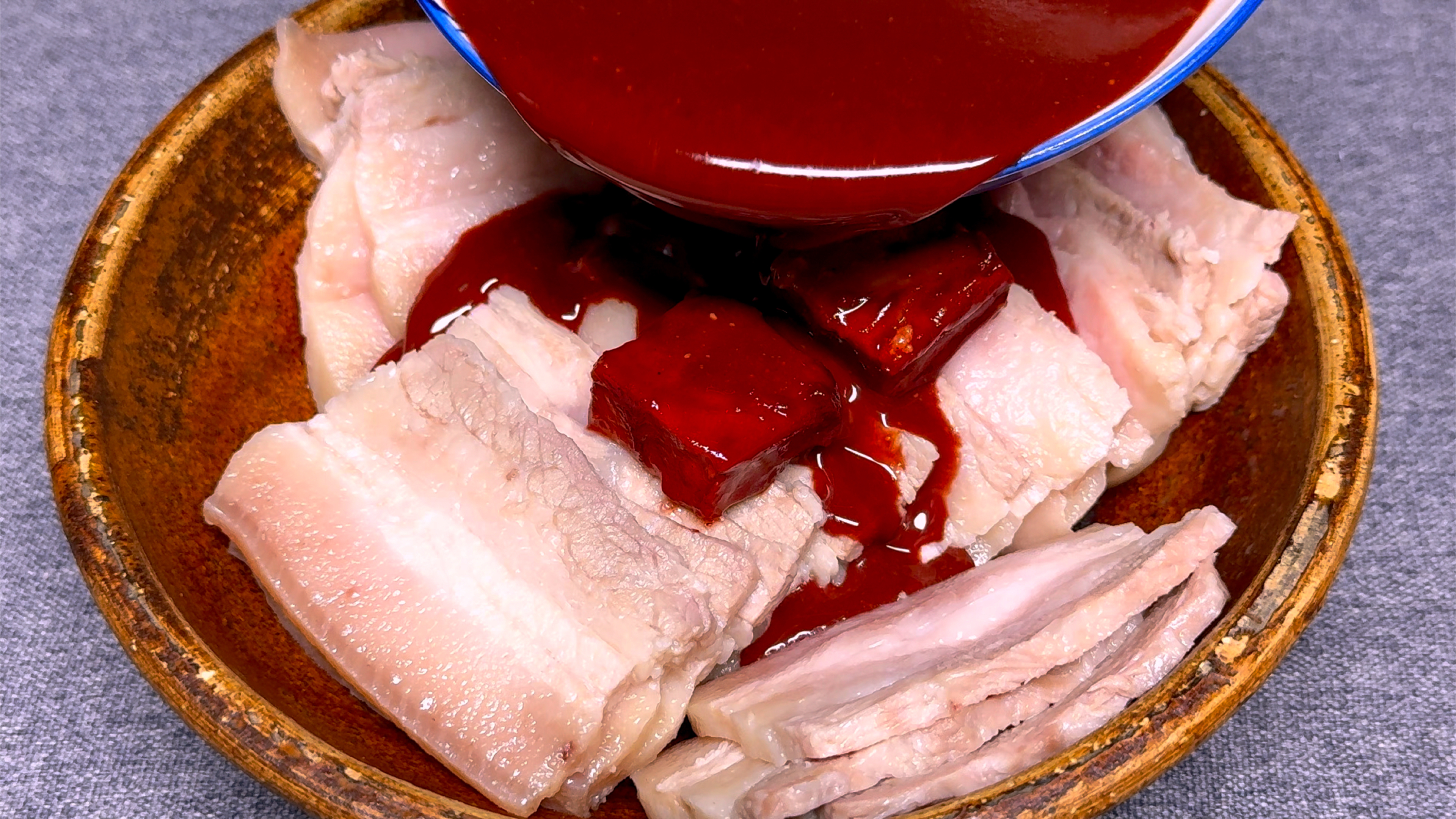 腐乳汁淋在五花肉上，出锅就是中秋宴客大硬菜，鲜香滑嫩肥而不腻