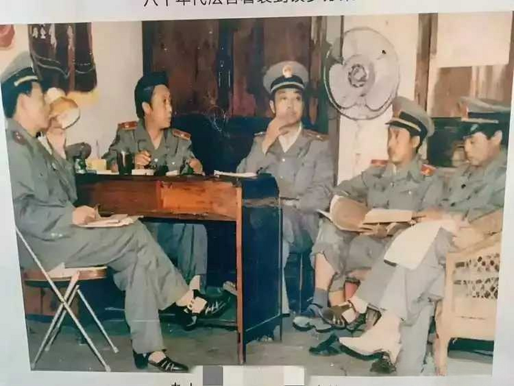 上世纪80年代,5个男人穿着各式高跟皮凉鞋的照片