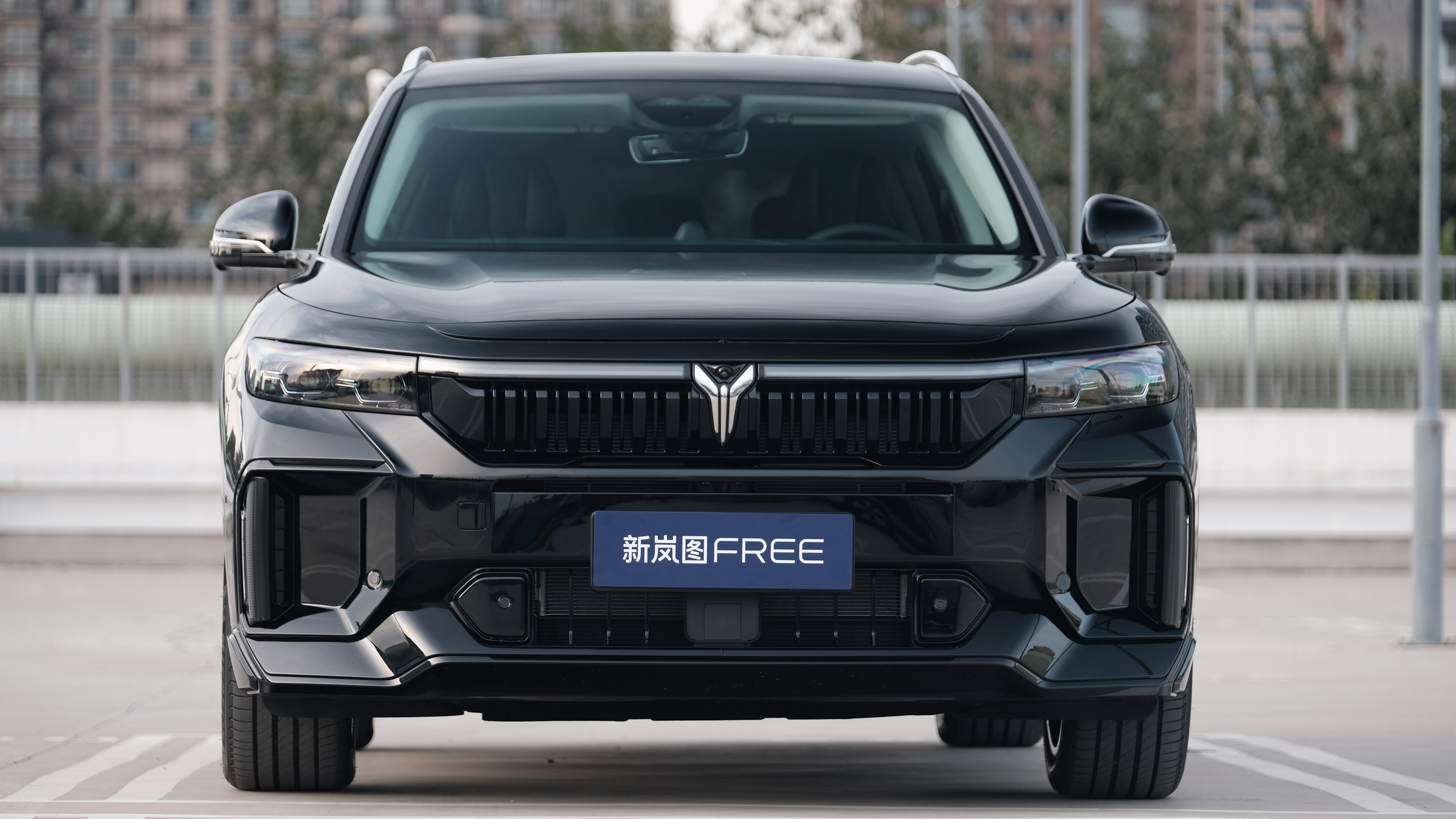 岚图free:2669万起售,高性能中大型suv,丰富你的驾驶体验