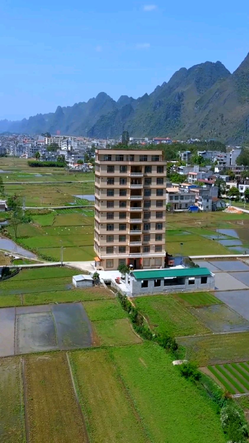 广西河池农村,十层自建房与周边的房屋成了鲜明的对比,网友:这才是