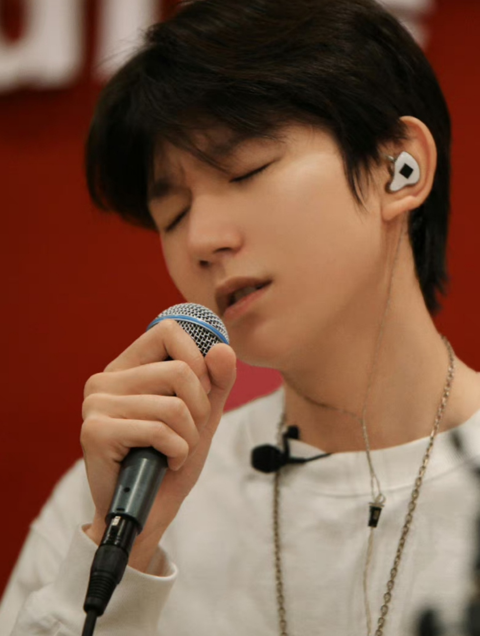 王源开始为个人音乐巡演排练了,拿着话筒一脸投入的样子太帅气,他的