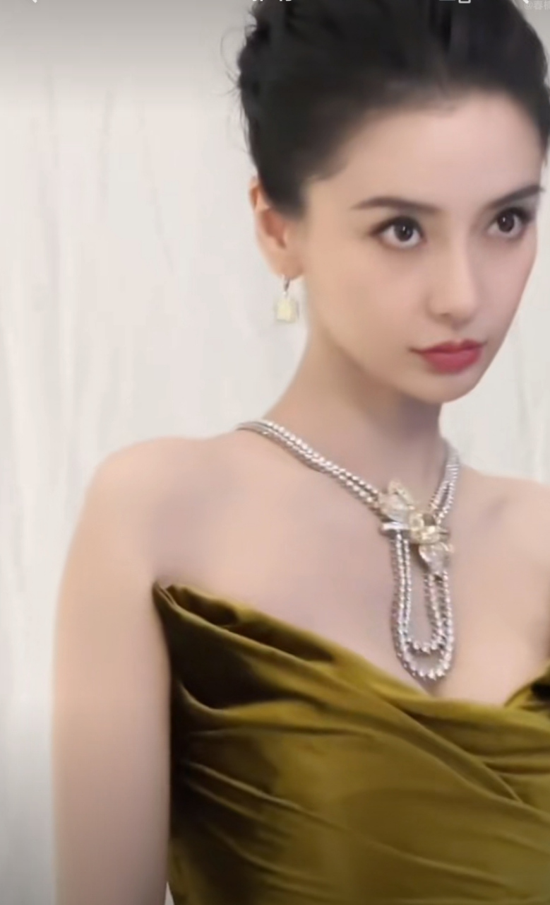 杨颖angelababy现身发布会贵气十足,脖子上的钻石项链彰显咖位,在演艺