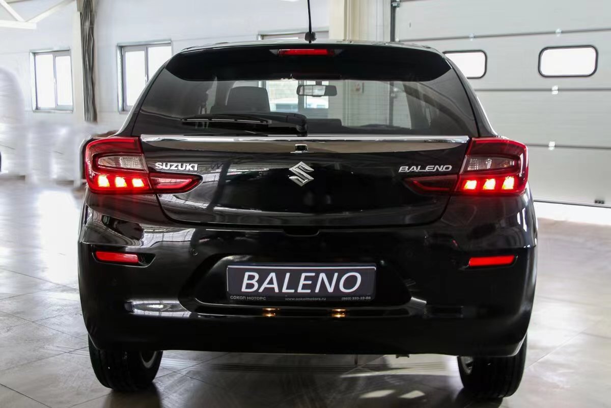 铃木baleno登场,黑色涂装更犀利,尺寸超越飞度,油耗不足5升