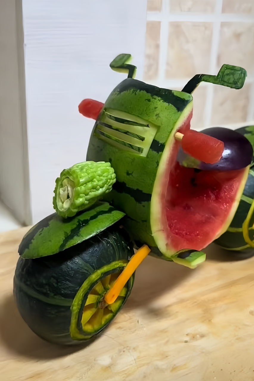 太有创意了!一个西瓜能做成这个样子,不服不行!图片来源于:"某某王康"