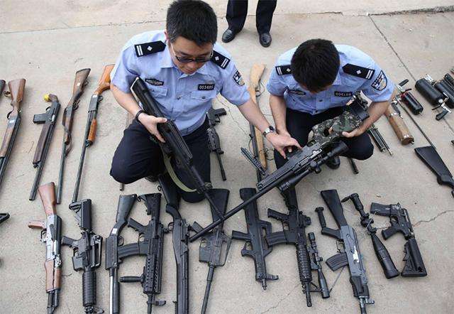 97岁老人家里藏枪两支,为何没人敢管?他背景有多强大?