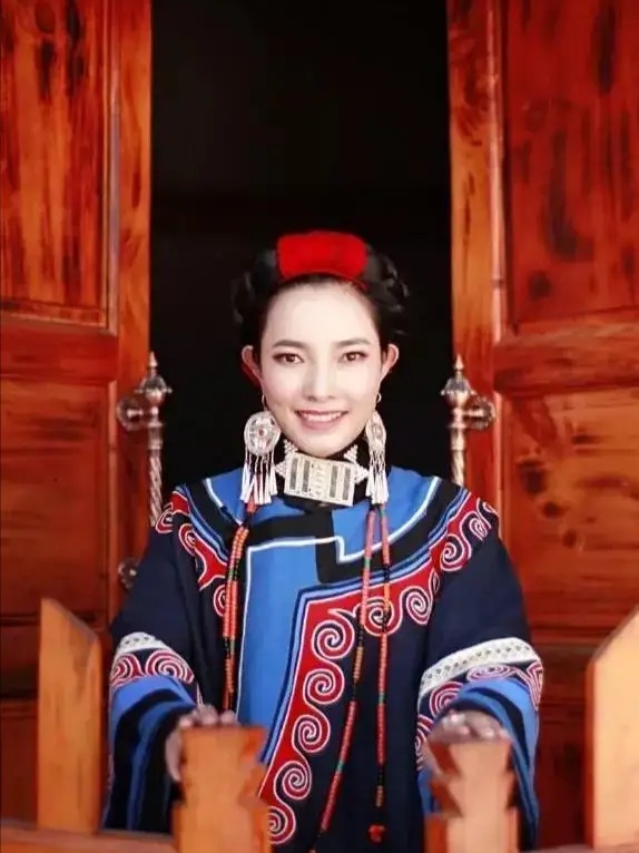 吉胡阿莎:长漂后嫁给美国人,扶持丈夫成银行家后遭遇背叛