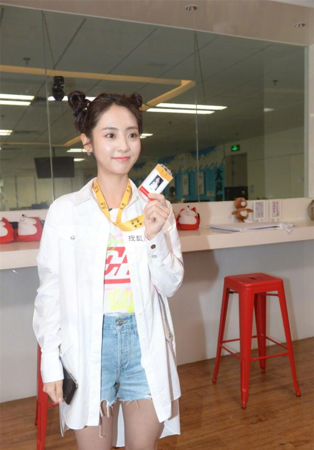 最近邢菲的"双丸子头"火了,简单易学超减龄,近照就像8岁少女