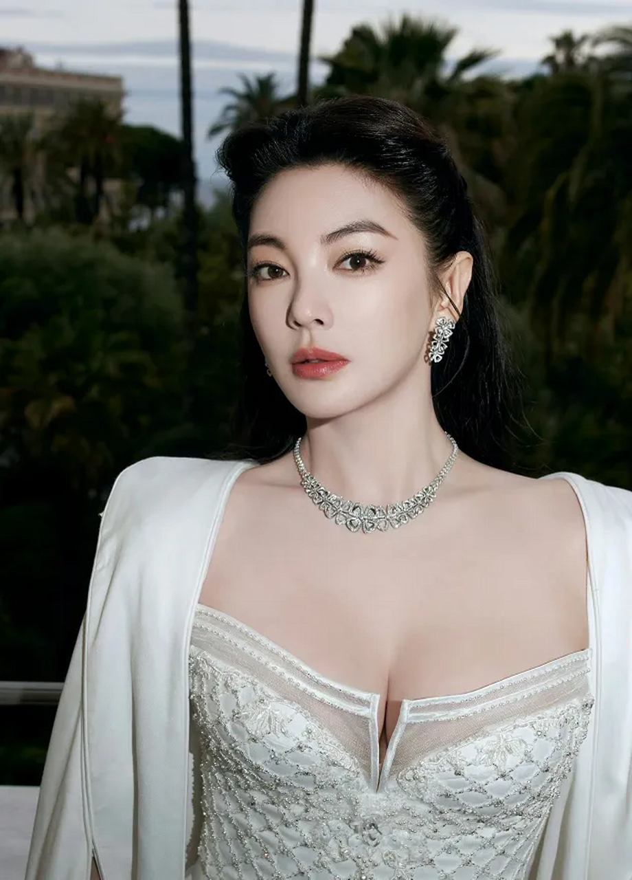 张雨绮这身材,真的是穿啥都好看,特别是这个低胸长裙太赞了