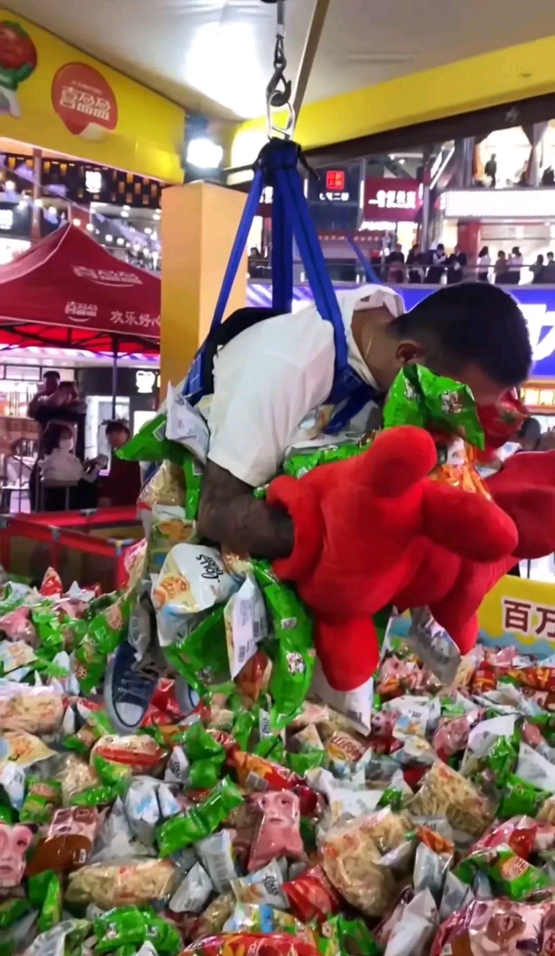 郑州市二七区德化风情街,这样的抓零食活动,大家怎么看?