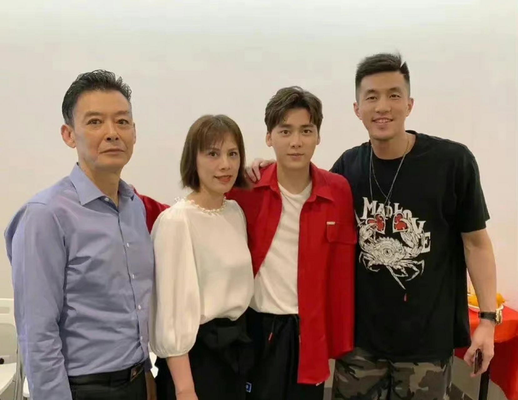 李易峰的全家福,李易峰曾晒出和爸妈一起拍摄的全家福,全家人颜值都好