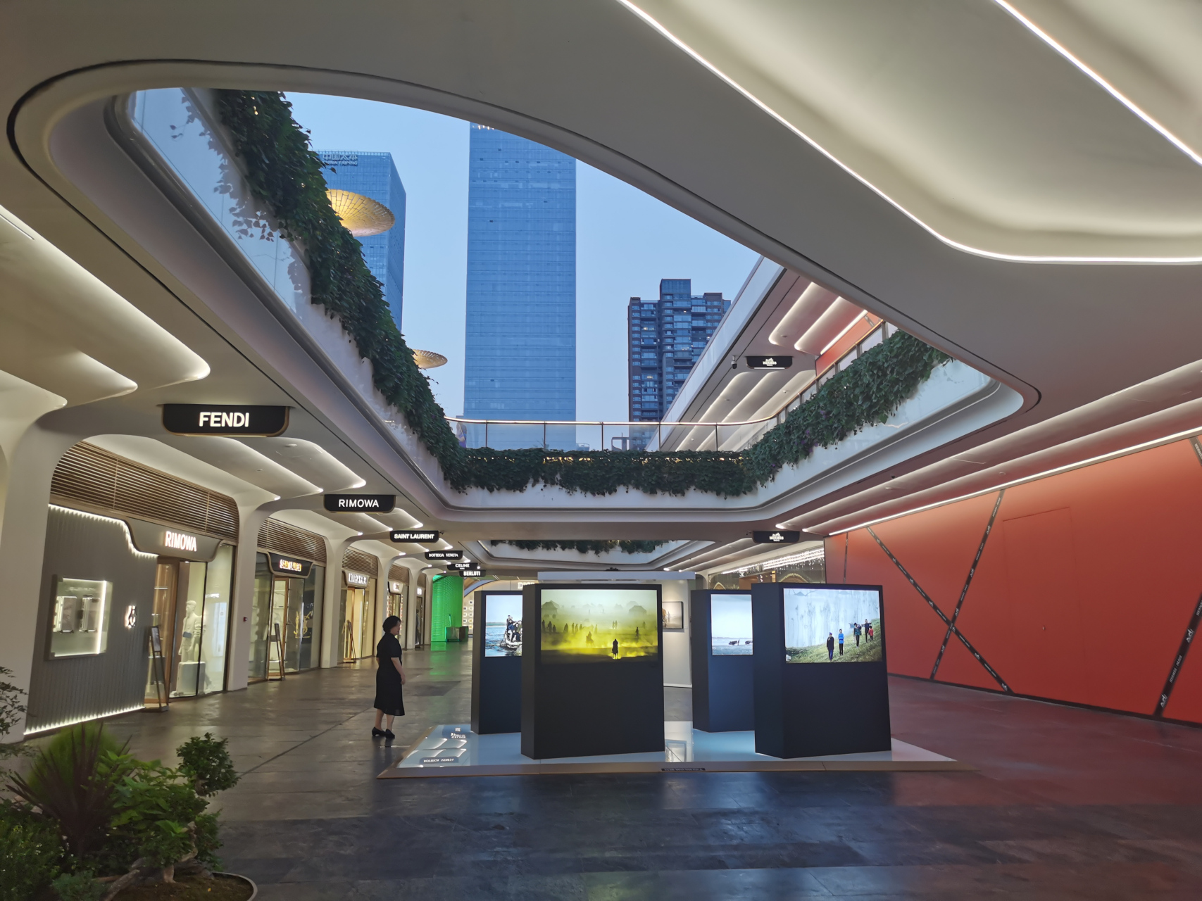 到成都想要看美女帅哥,那一定要去新晋的网红打卡地skp, skp商场奢侈