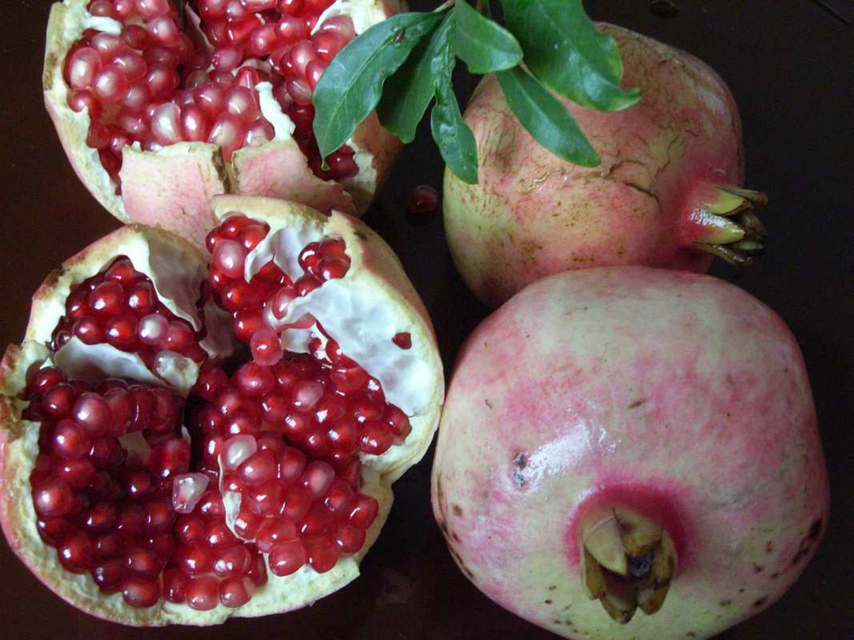 临潼石榴具有悠久的历史,是陕西一大特产,它集全国石榴之优,素以色泽