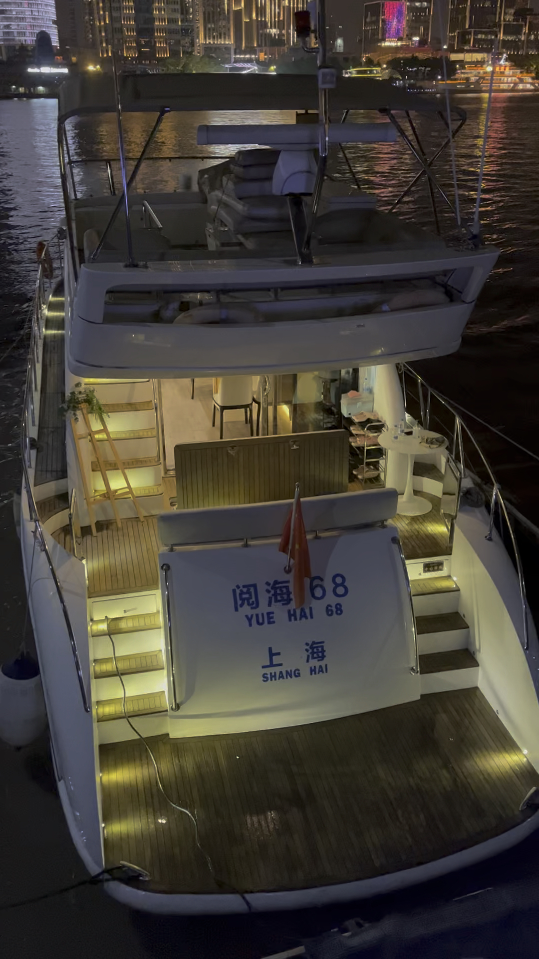 上海外滩一排游艇,这一天维养费用得多少呀