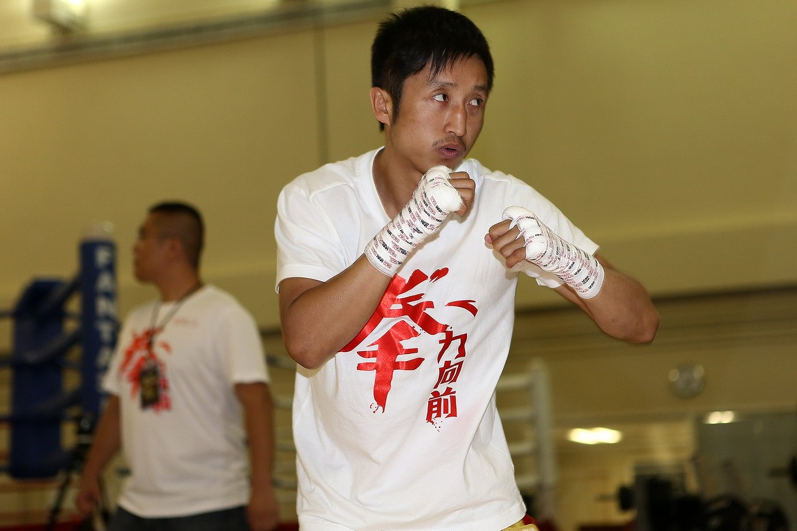 我是拳王她是央视主播,她为我生三胎为我儿子穷养,她是我的幸运