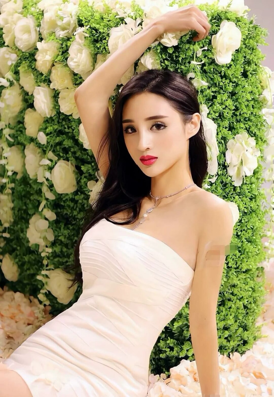 吴春怡出生于江西省景德镇,毕业于湖南师范大学,内地女演员,模特,素有