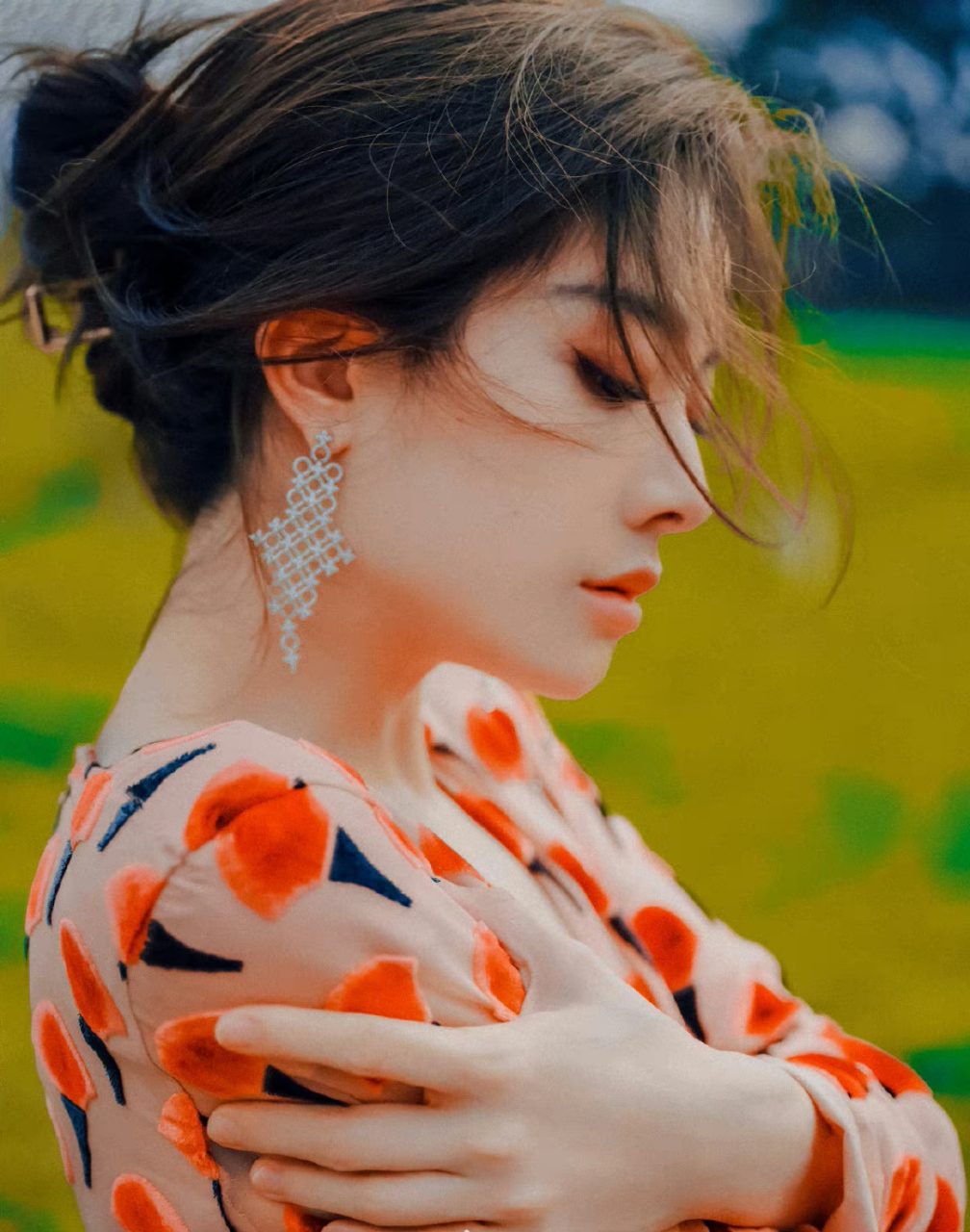 喻言# 一袭碎花抹胸裙,肤白貌美的容颜,窈窕曼妙的身材,丰满傲人的