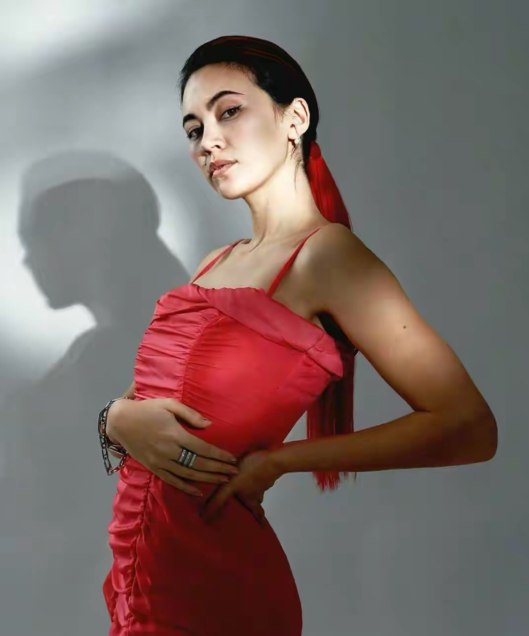 杰西卡·亨维克(jessica henwick)五官秀美,优雅时尚美丽