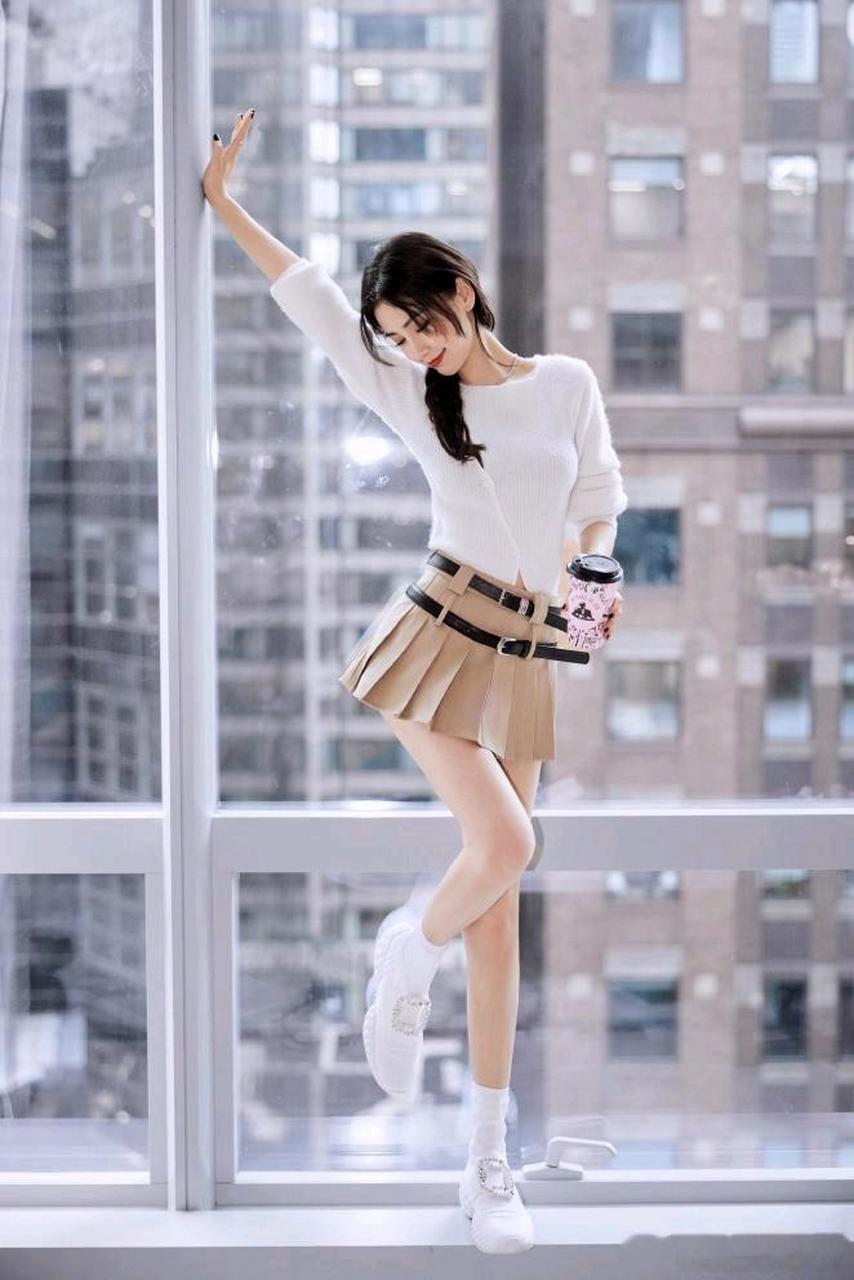 angelababy紧身体恤衫搭配百褶裙,个性时尚,热辣十足. 676767