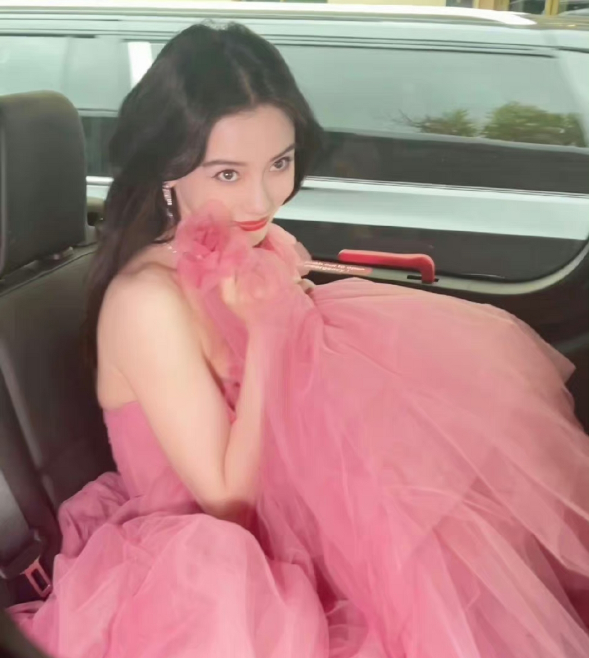 杨颖车内跳了金智秀的《flower》,美女们梦幻联动我真的会爱,鼻姐真是